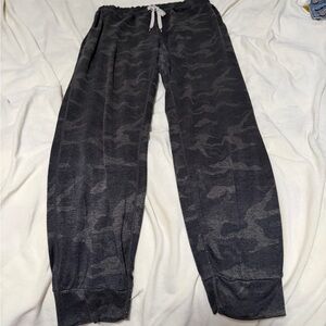 Vuori Black Camouflage Jogger Pants Medium Women’s